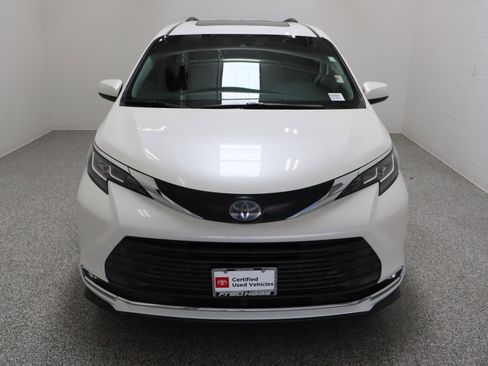 Used 2021 Toyota Sienna XLE FWD image 3
