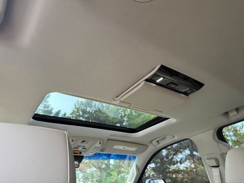Used 2018 Cadillac Escalade Premium Luxury AWD/4WD image 8