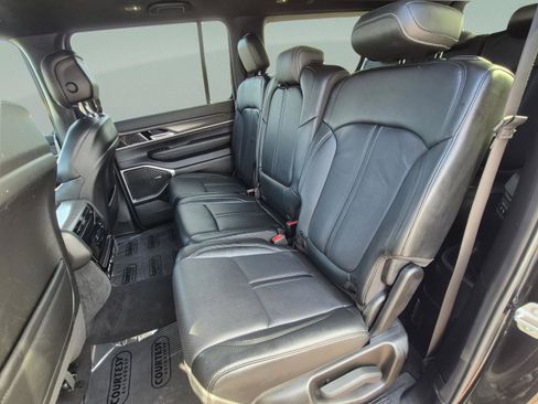 Used 2024 Jeep Wagoneer L Series II RWD image 18