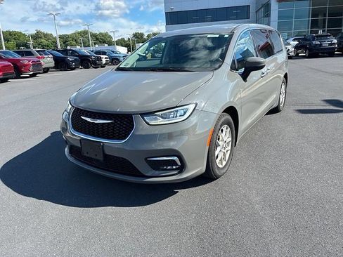 Used 2023 Chrysler Pacifica Touring-L FWD image 16
