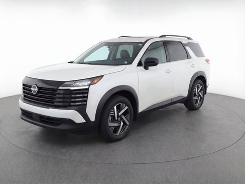 Used 2025 Nissan Kicks SV image 3