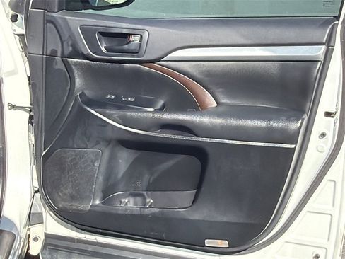 Used 2016 Toyota Highlander LE image 14