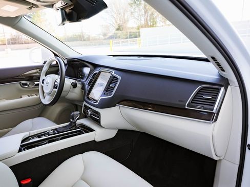 Used 2019 Volvo XC90 T5 Momentum w/ Multimedia Package image 21