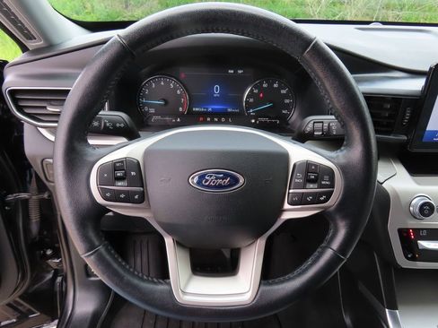 Used 2021 Ford Explorer XLT w/ Equipment Group 202A AWD/4WD image 16