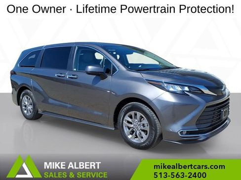 Used 2023 Toyota Sienna XLE FWD image 1