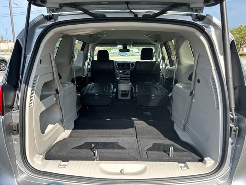 Used 2017 Chrysler Pacifica Touring-L w/ Tire & Wheel Group FWD image 42