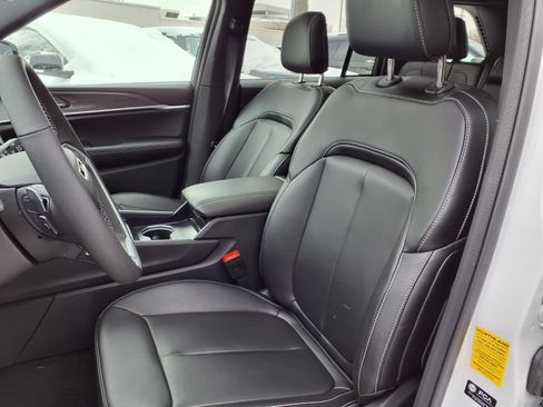 Used 2025 Jeep Grand Cherokee Limited image 4