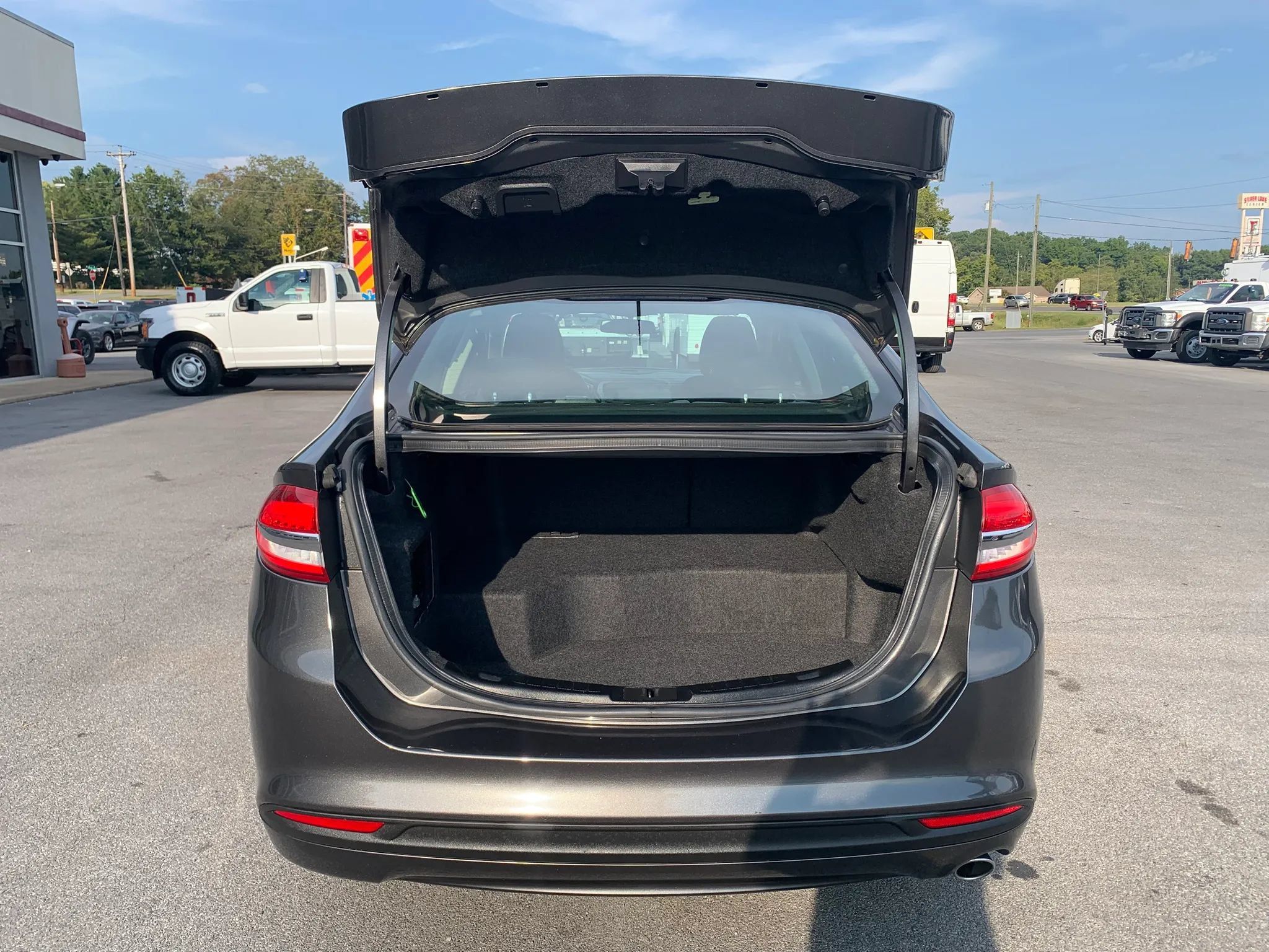 Used 2017 Ford Fusion SE FWD image 30