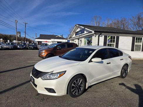 Used 2016 Nissan Altima 2.5 SV FWD image 1