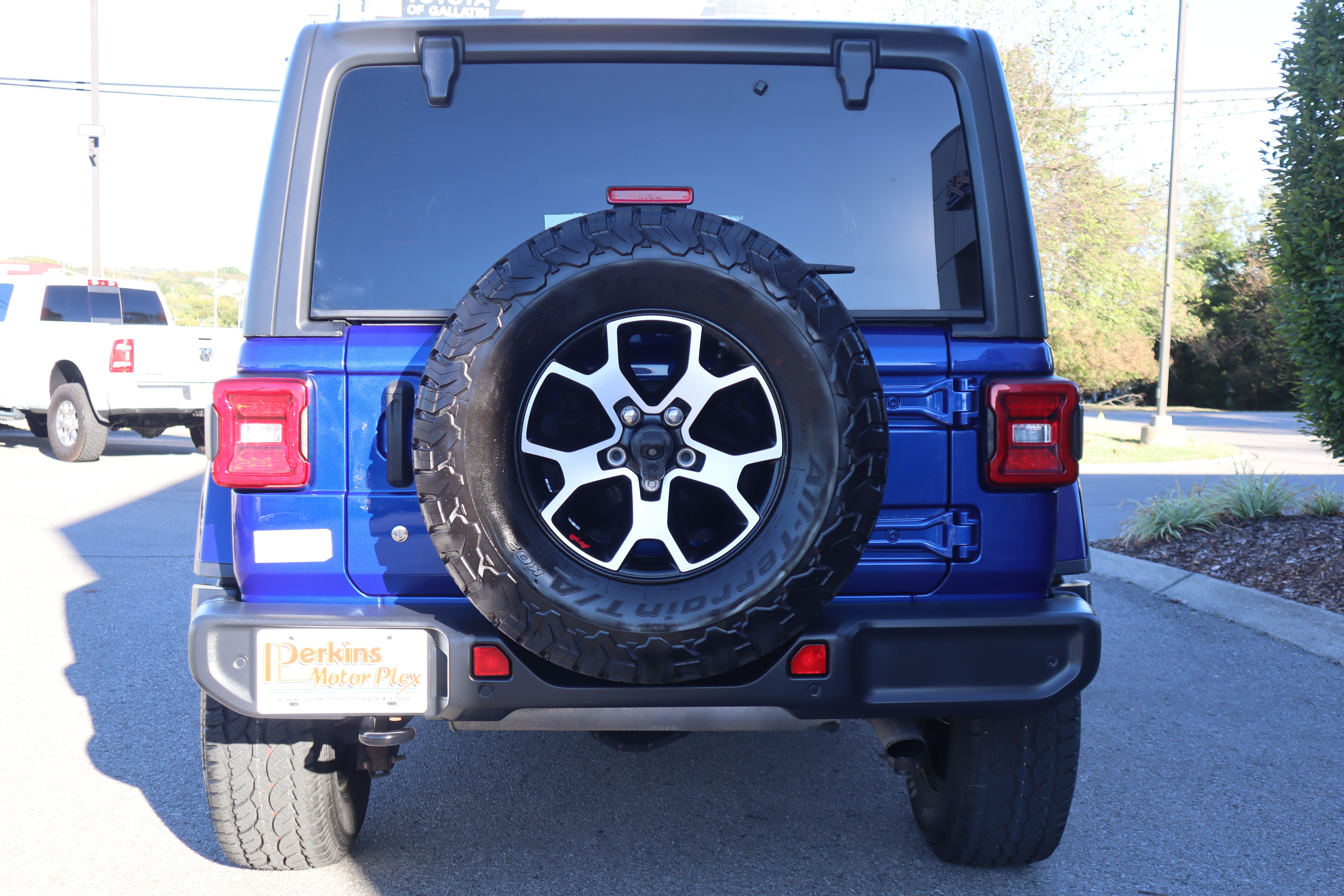 Used 2018 Jeep Wrangler Unlimited Sahara w/ Dual Top Group AWD/4WD image 8