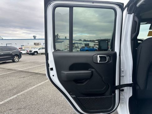 Used 2024 Jeep Wrangler Sport S image 9