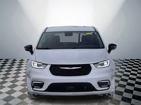 Used 2024 Chrysler Pacifica Touring-L image 2