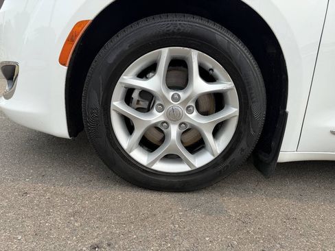 Used 2017 Chrysler Pacifica Touring-L w/ Tire & Wheel Group FWD image 22
