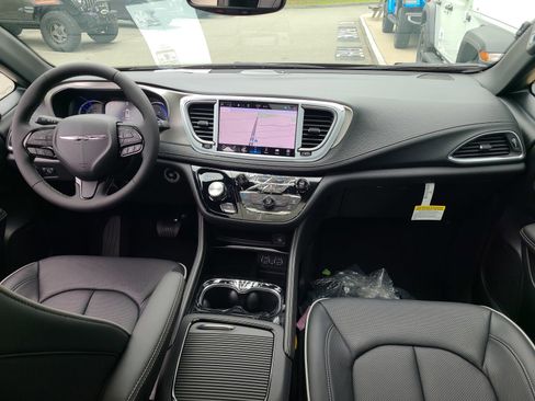 New 2023 Chrysler Pacifica Limited w/ Uconnect Theater Family Group image 40