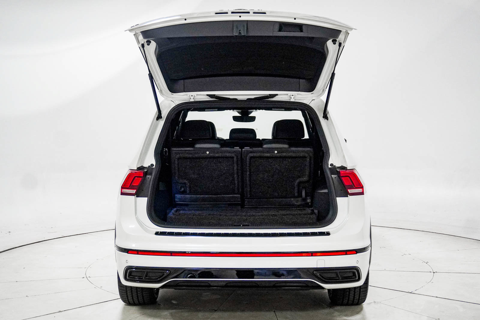 Used 2023 Volkswagen Tiguan SE R-Line FWD image 7