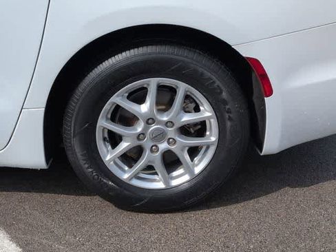 Used 2022 Chrysler Pacifica Touring-L FWD image 13