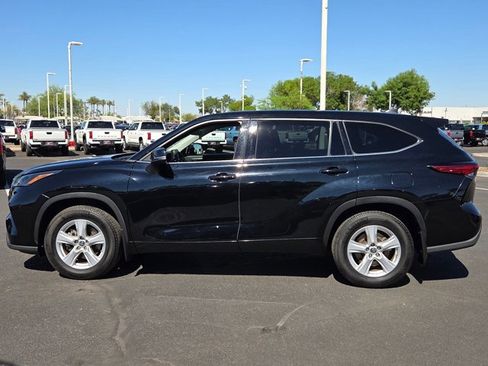 Used 2022 Toyota Highlander LE image 9