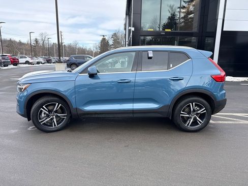 Used 2025 Volvo XC40 B5 Core image 2