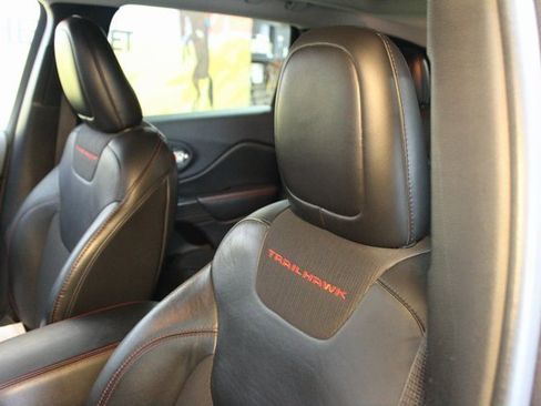 Used 2016 Jeep Cherokee Trailhawk w/ Comfort & Convenience Group image 19