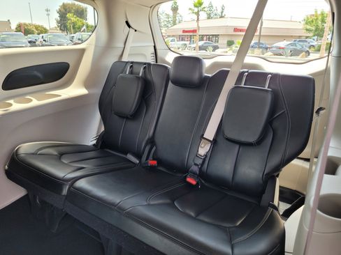 Used 2023 Chrysler Pacifica Touring-L FWD image 13