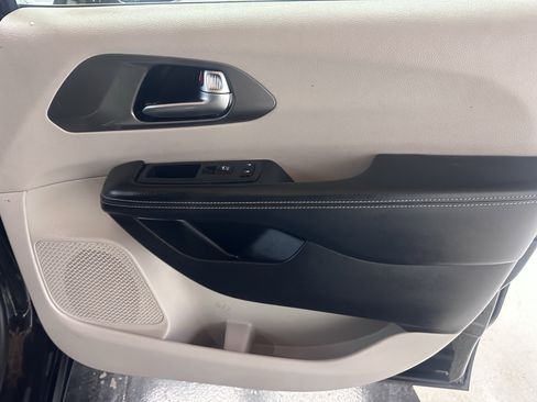 Used 2022 Chrysler Pacifica Touring-L image 40