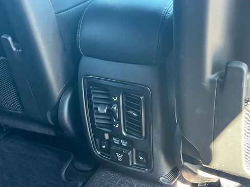 Used 2019 Jeep Grand Cherokee Overland AWD/4WD image 20