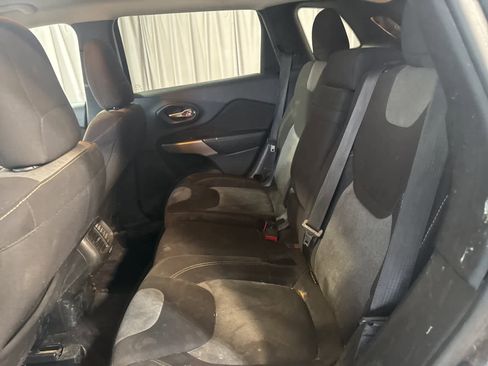 Used 2018 Jeep Cherokee Latitude w/ Altitude Package image 13