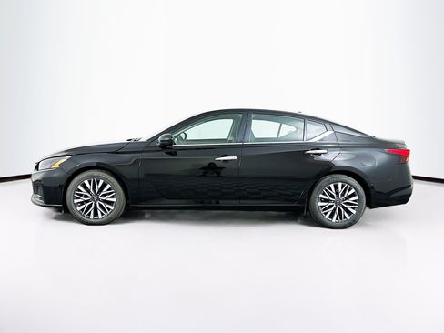 Used 2025 Nissan Altima 2.5 SV FWD image 4