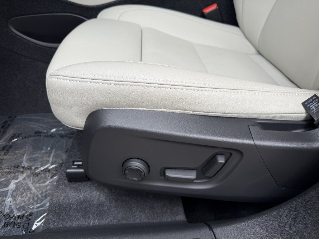 Used 2026 Volvo XC40 B4 Plus FWD image 33