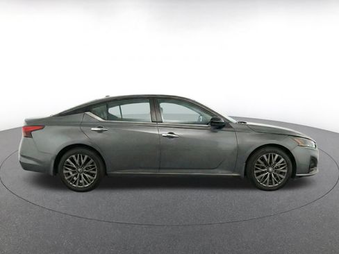 Used 2025 Nissan Altima 2.5 SV FWD image 14