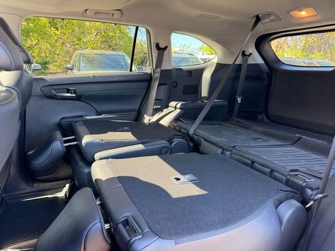 Used 2024 Toyota Highlander XLE AWD/4WD image 42