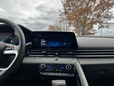 Used 2025 Hyundai Elantra SEL image 21