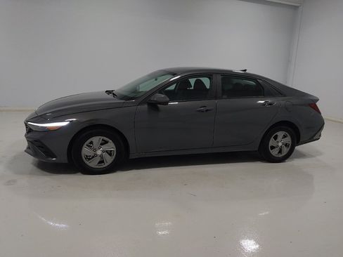 Used 2025 Hyundai Elantra SE FWD image 2