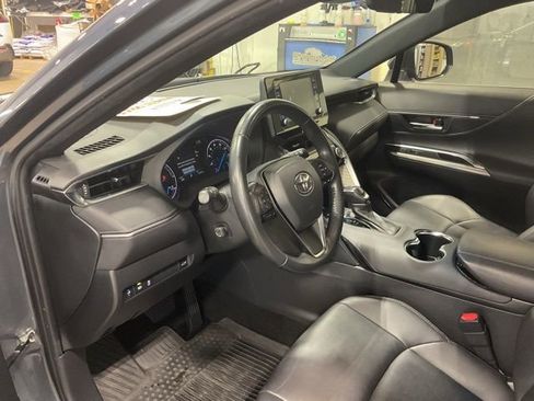 Used 2022 Toyota Venza XLE image 9