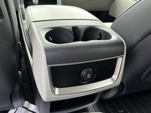 Used 2024 Kia Carnival LX FWD image 16