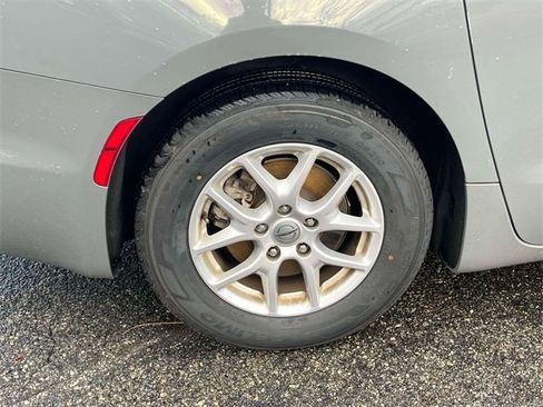 Used 2023 Chrysler Pacifica Touring-L image 7