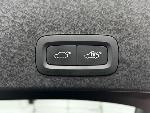 Used 2023 Volvo XC40 B5 Plus w/ Climate Package image 11