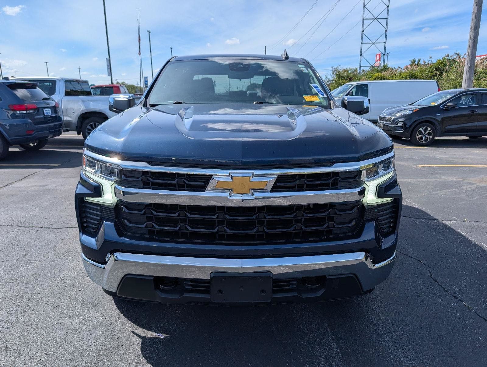 Used 2023 Chevrolet Silverado 1500 LT w/ Z71 Off-Road Package AWD/4WD image 2