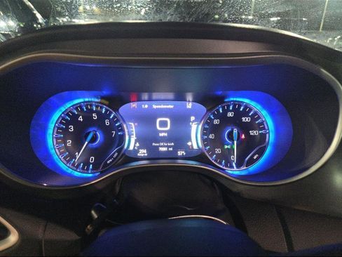 Used 2023 Chrysler Pacifica Touring-L image 6