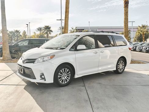 Used 2020 Toyota Sienna XLE w/ XLE Navigation Package image 4