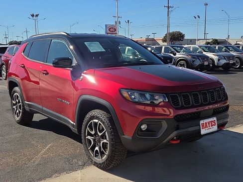 Used 2025 Jeep Compass Trailhawk image 5