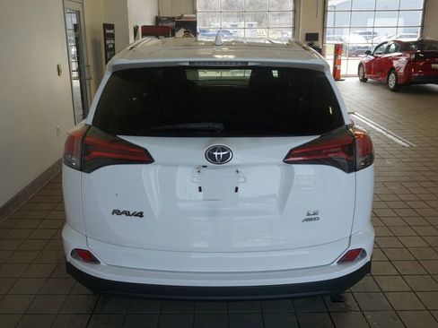 Used 2018 Toyota RAV4 LE image 12