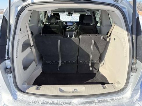 Used 2023 Chrysler Pacifica Touring-L FWD image 8