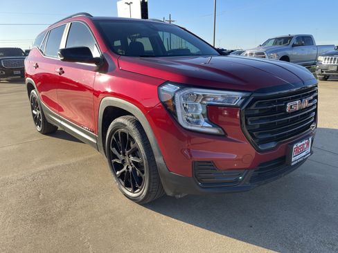 Used 2023 GMC Terrain SLE w/ Driver Convenience Package image 2