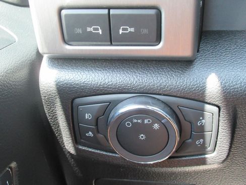Used 2018 Ford F150 Platinum w/ Equipment Group 701A Luxury AWD/4WD image 23