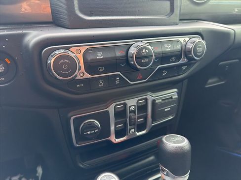 Used 2020 Jeep Wrangler Unlimited Sahara image 32