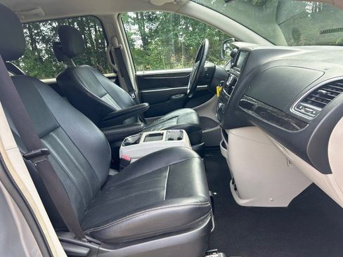 Used 2014 Chrysler Town & Country Touring FWD image 21