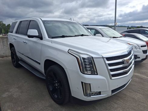 Used 2017 Cadillac Escalade Luxury AWD/4WD image 2