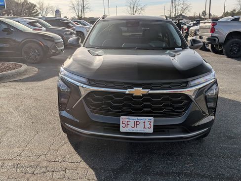 Used 2025 Chevrolet Trax LT w/ LT Convenience Package image 3