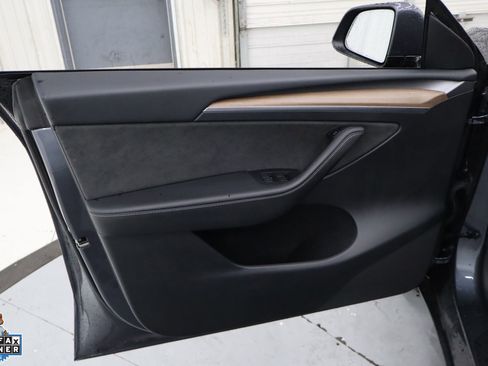 Used 2023 Tesla Model Y 2WD image 12